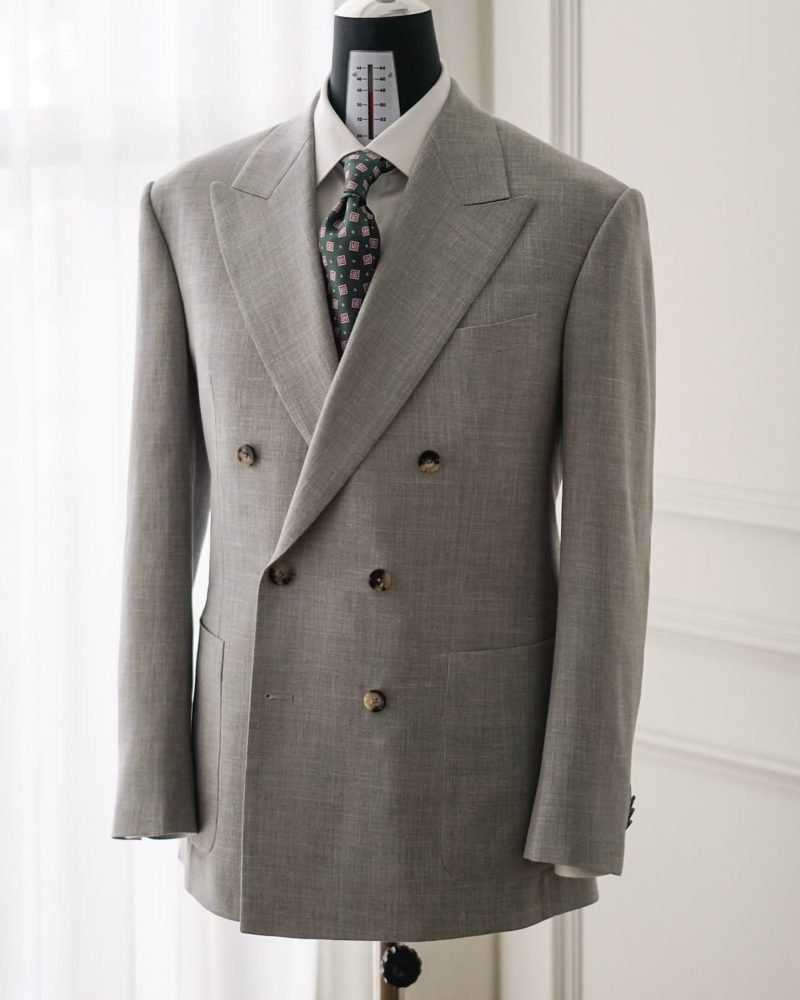 Light Grey Tailored Double-Breasted Wool-Linen Suit 3